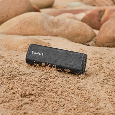 Sonos Roam speaker in het zand