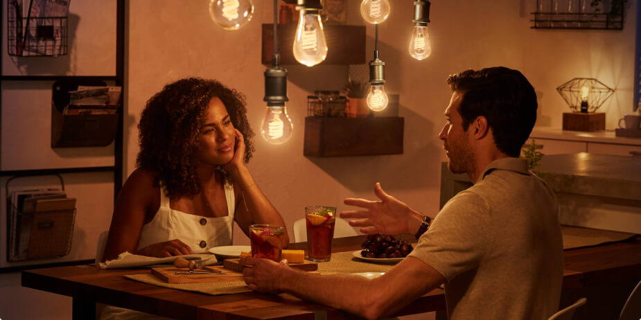 Hombli smart bulbs boven eettafel