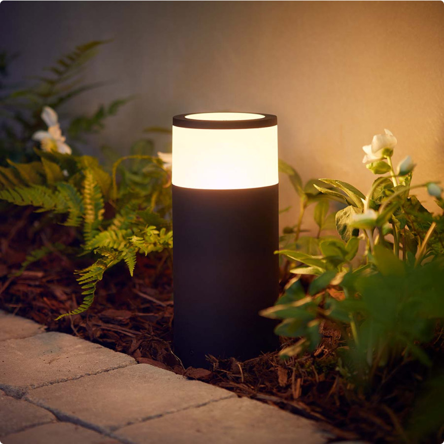 Philips Hue Appear Smart Home wandlampen aan buitenwand huis