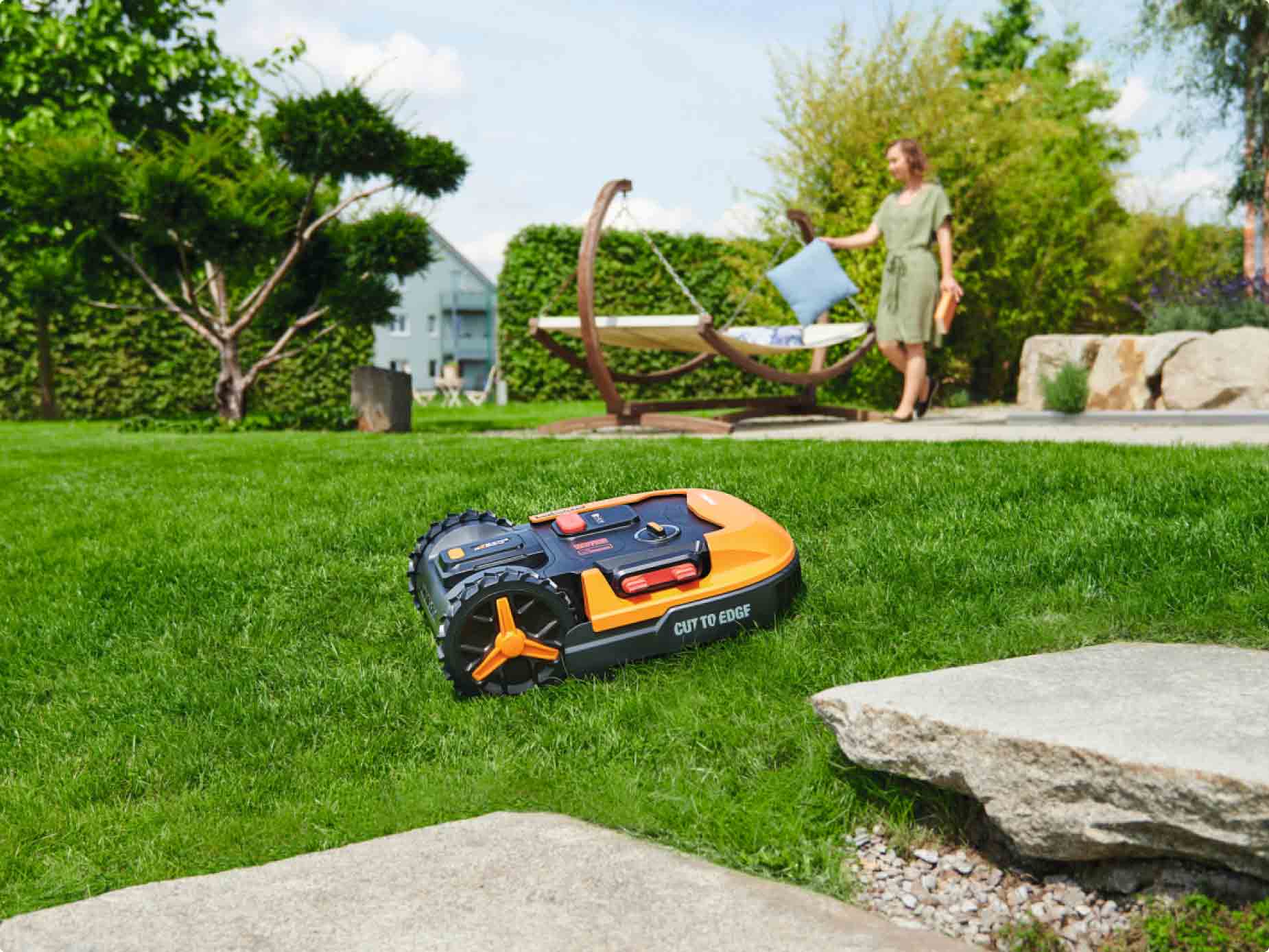 Worx Landroid Robotmaaier maait gras op helling in tuin